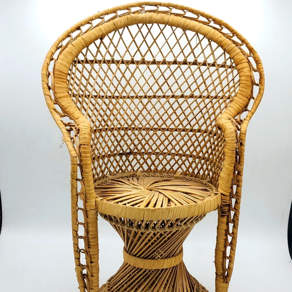 Vinrage wicker peacock plant chair